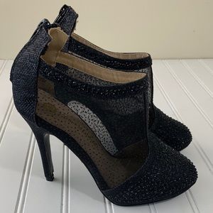 Chase & Chloe Women’s Black Studded Heels